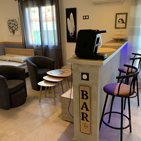 Grand Studio Tres Agreable Avec Bar, Cuisine Et Terrasse Cagnes-sur-Mer Exteriör bild