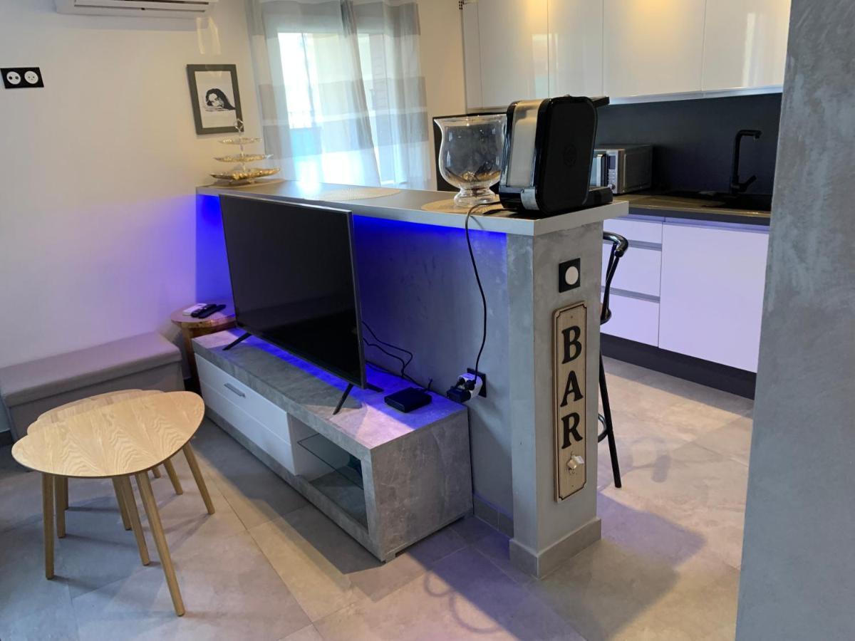 Grand Studio Tres Agreable Avec Bar, Cuisine Et Terrasse Cagnes-sur-Mer Exteriör bild