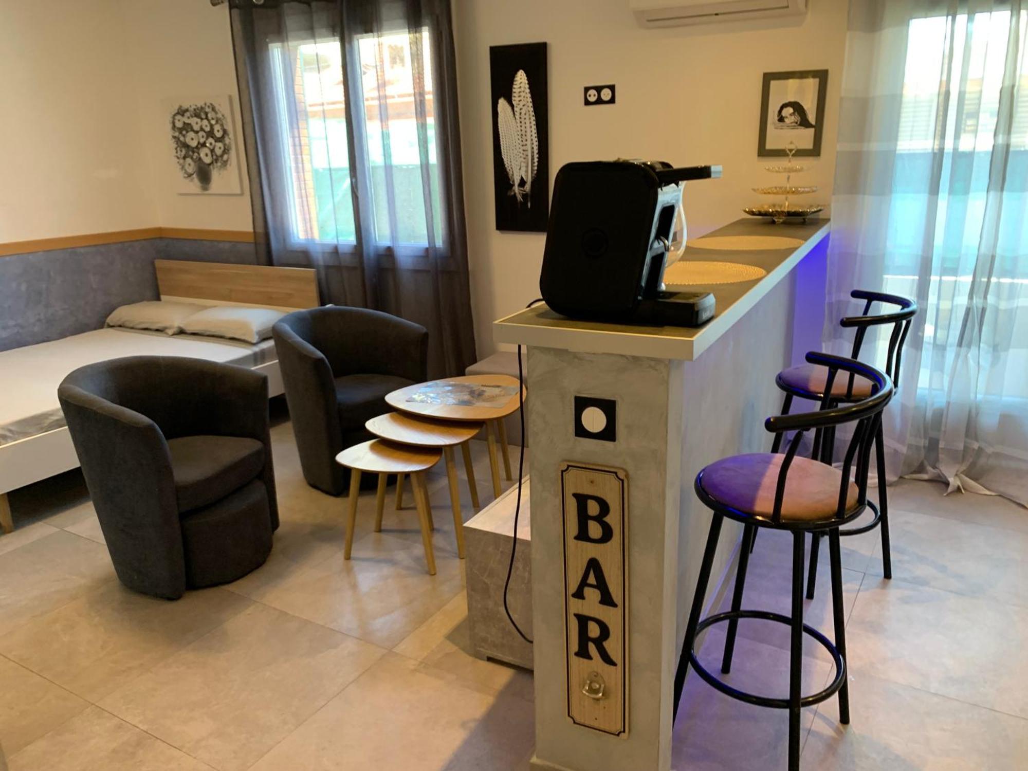 Grand Studio Tres Agreable Avec Bar, Cuisine Et Terrasse Cagnes-sur-Mer Exteriör bild